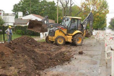 Ya instalan los ca�os de la nueva red de cloacas en El Jag�el