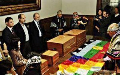 El Museo de La Plata restituy� restos a la comunidad Selk'nam