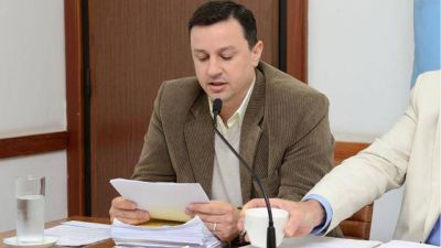 Maneiro denunci� irregularidades en los contratos de trabajo  