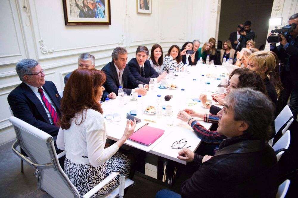 Cristina recibi a 22 senadores y les pidi que definan una estrategia parlamentaria