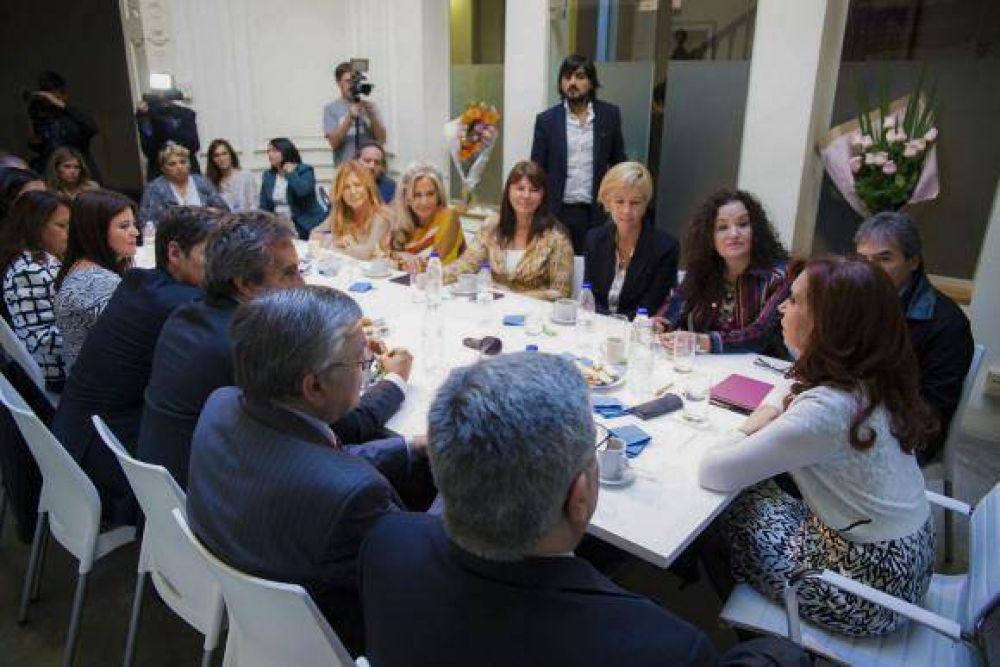 Godoy, Riofr�o y senadores del FpV, se reunieron con CFK