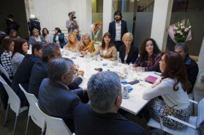 Godoy, Riofr�o y senadores del FpV, se reunieron con CFK
