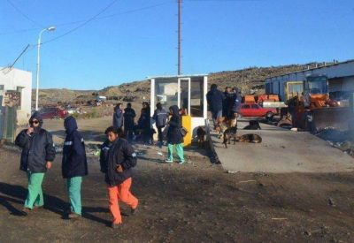 Ahora, los obreros de la Fundaci�n Sustentable bloquearon acceso al basural