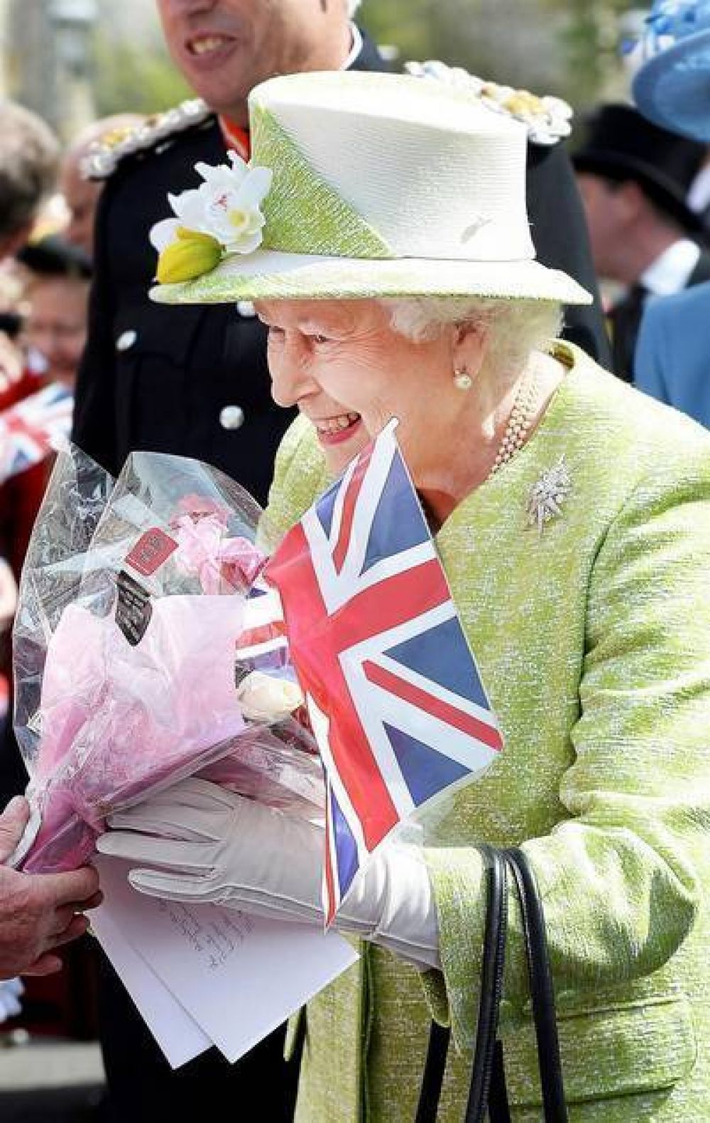 Sin pompa ni carrozas doradas, la reina Isabel II celebr� sus 90 a�os