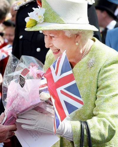 Sin pompa ni carrozas doradas, la reina Isabel II celebr� sus 90 a�os