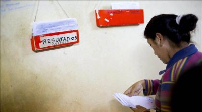Hay menos cuadros de fiebre, pero los pacientes siguen en los pasillos