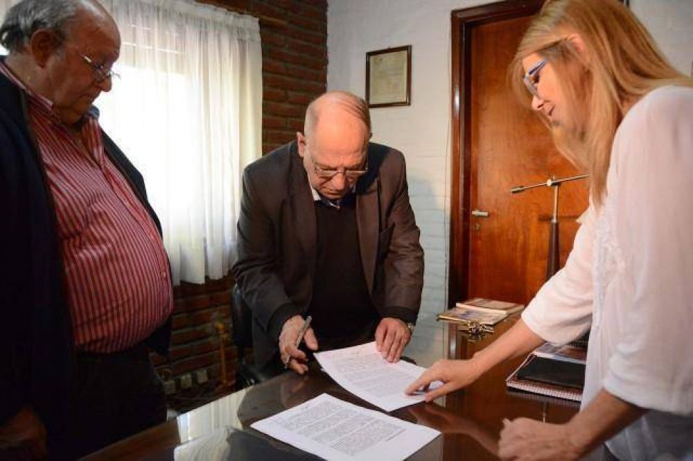 Arroyo recorri� Sierra de los Padres y firm� la cesi�n de un predio socio-deportivo