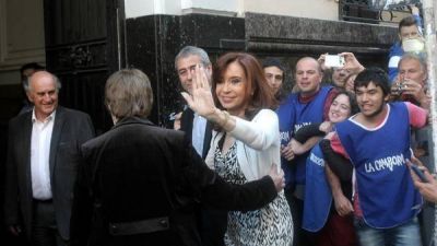 Ante la mitad del bloque K, Cristina pidi� bloquear los candidatos de Macri a la Corte