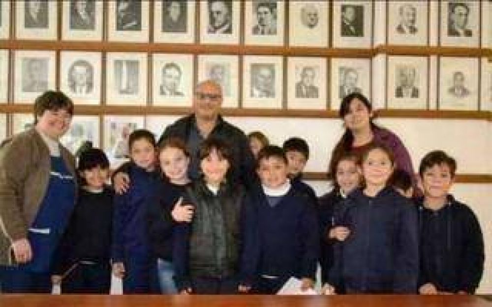 Balcarce: El Intendente recibi� a alumnos del Colegio San Jos�