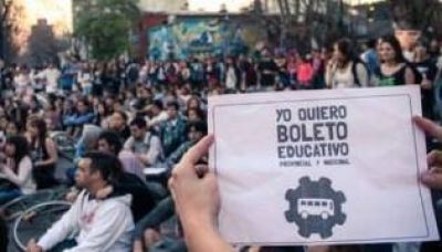 Cinco mil estudiantes y docentes marcharon por el boleto estudiantil