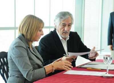 Gils Carb� visit� la provincia y firm� convenios de cooperaci�n
