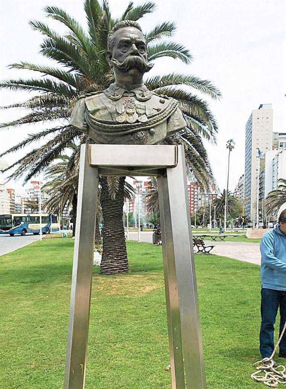El antiguo busto de Umberto I regresa a su enclave original