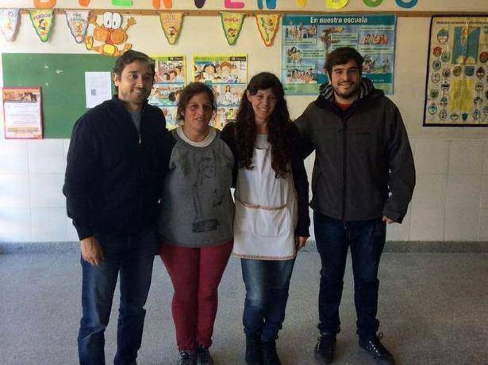 El concejal Luna don� m�s de 150 litros de leche a la escuela 4