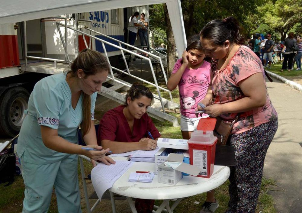 Vacunan contra la gripe en los barrios