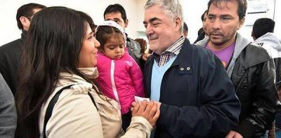 Das Neves entreg� casas en Trelew y reafirm� su v�nculo con la gente