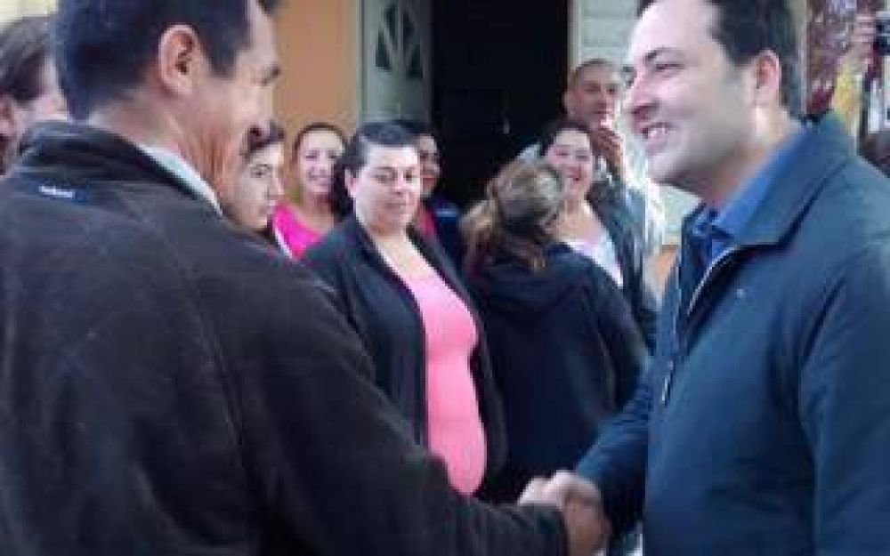 Chacabuco: V�ctor Aiola recorri� el barrio Alcira de la Pe�a
