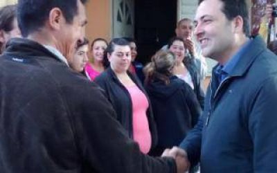 Chacabuco: V�ctor Aiola recorri� el barrio Alcira de la Pe�a