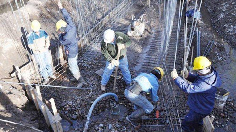 Hay mil alba�iles sin trabajo por el parate de obras
