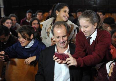 Bordet firm� el contrato para restaurar el Colegio Nacional de Gualeguaych�