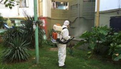 El Instituto de Vivienda fumiga contra el Dengue