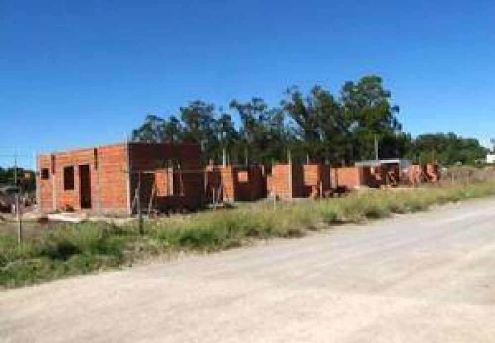 Adquieren materiales para obras en barrio 26 viviendas