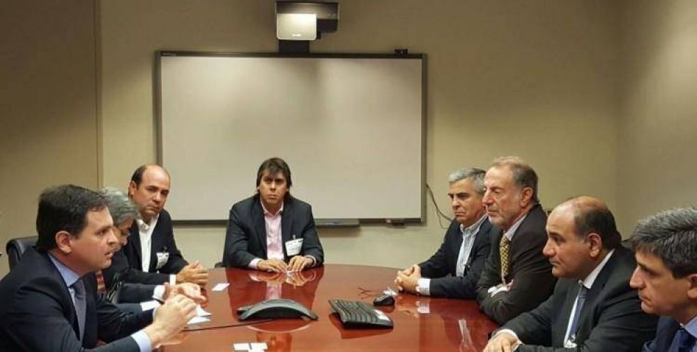 Manzur se reuni con representantes del BID en Washington