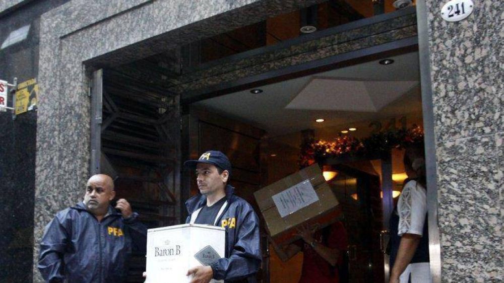 El juez Sebasti�n Casanello orden� 37 allanamientos en propiedades de L�zaro B�ez para buscar dinero y joyas