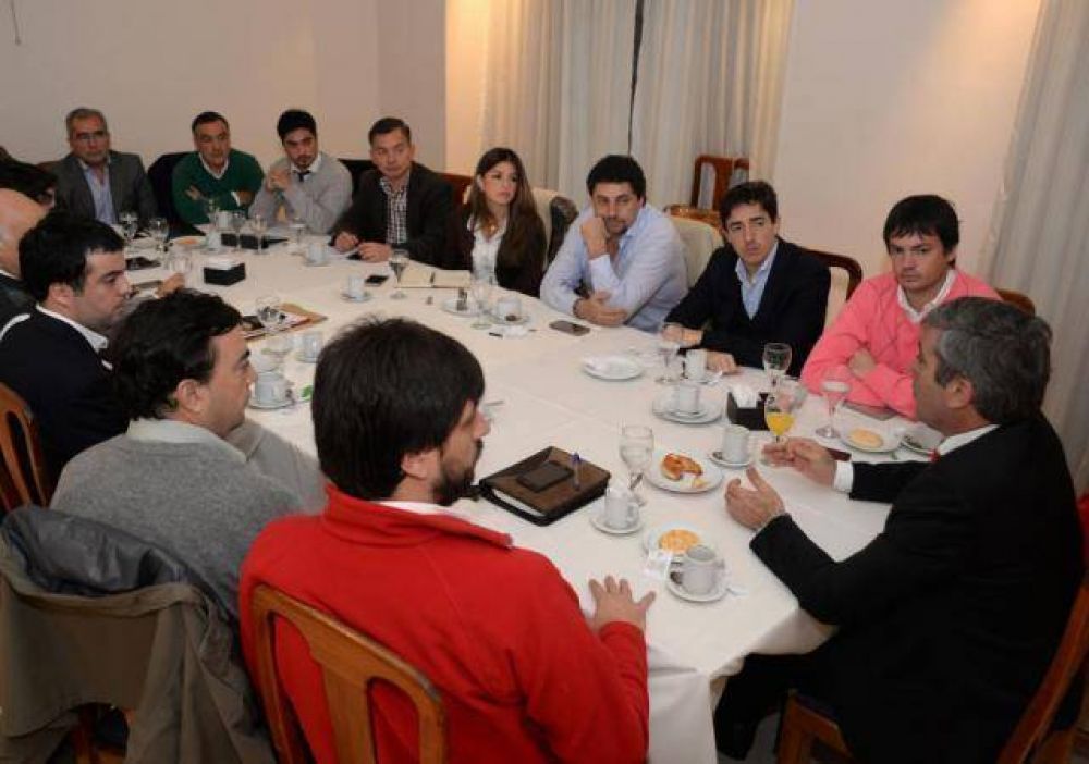 Cano busc� el apoyo de funcionarios nacionales pero Amaya peg� el faltazo 