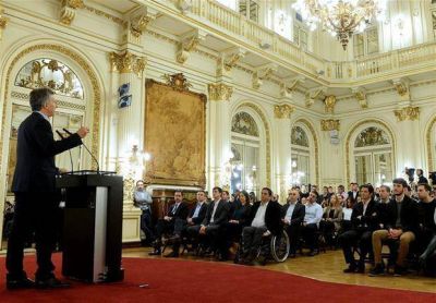 Anunci� el Gobierno beneficios para firmas que contraten j�venes
