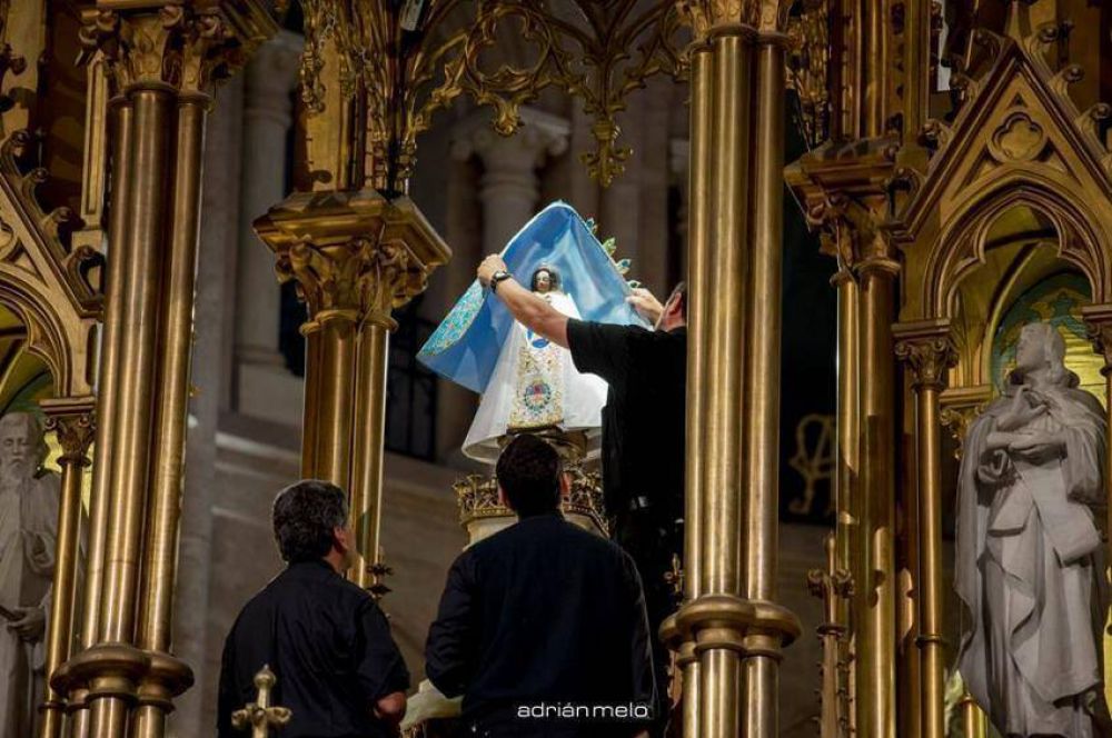 Con el cambio del vestido de la Virgen comenzaron las fiestas de Nuestra Seora de Lujn
