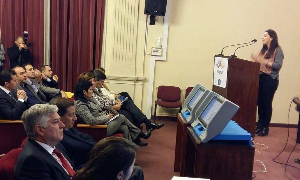 Representantes de Ciudad de Buenos Aires y Salta con legisladores cordobeses por voto electrnico y Boleta nica Electrnica