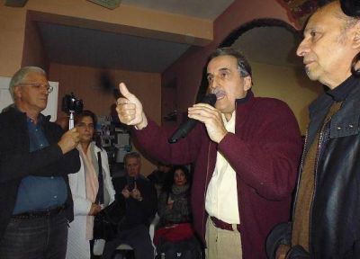 Guillermo Moreno disert� junto a vecinos en una casa de Villa Adelina