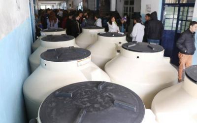 Comienzan a renovar los tanques de agua en mal estado de las escuelas de Pilar