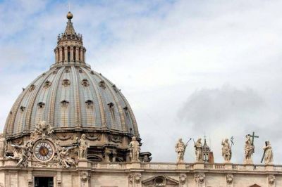 El Vaticano �corrige� a Pell: se debe revisar el contrato con PwC