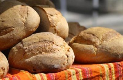 Panaderos romanos preparan el 