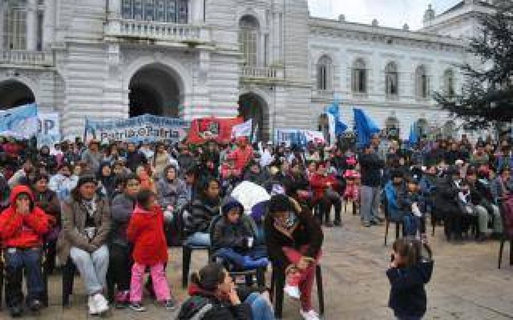 Asamblea pblica de cooperativistas frente al municipio de La Plata