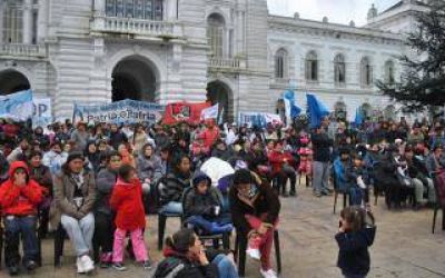 Asamblea p�blica de cooperativistas frente al municipio de La Plata