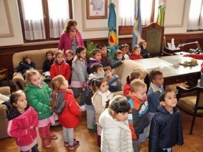 Alumnos del Jard�n de Infantes 903 visitaron el despacho del Intendente