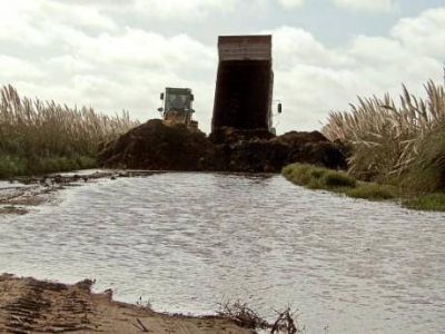 Se trabaja en el refuerzo del canal derivador de aguas a Cuero de Zorro, en el distrito de Trenque Lauquen