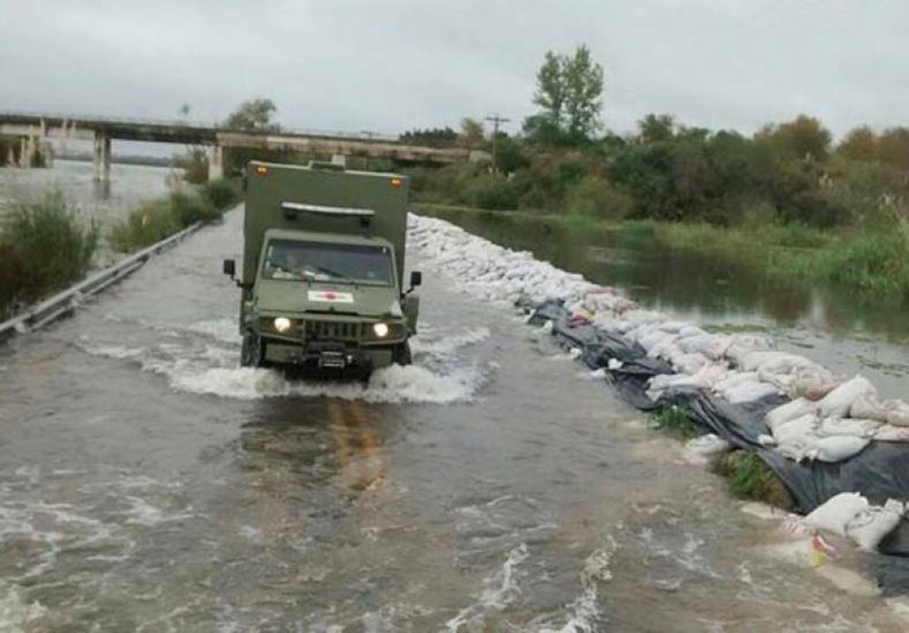 Efectivos de la Armada asisten a damnificados en zonas inundadas entrerrianas