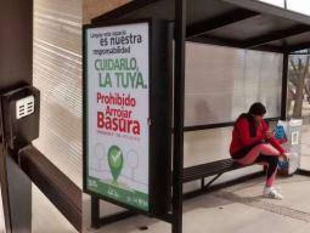 Novedoso. Ya se puede cargar el celular en paradas de colectivo