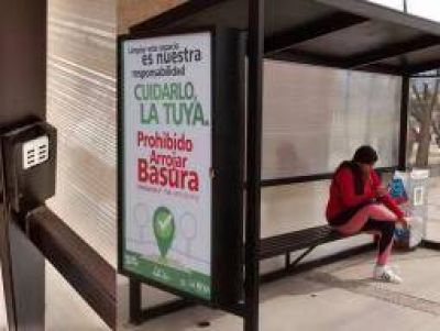 Novedoso. Ya se puede cargar el celular en paradas de colectivo