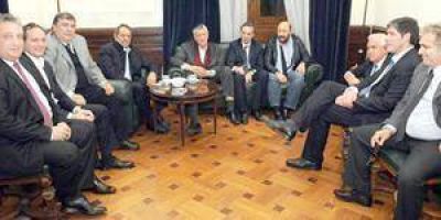 Insfr�n fue a apoyar la ley de antidespidos pero libera a sus senadores para votar