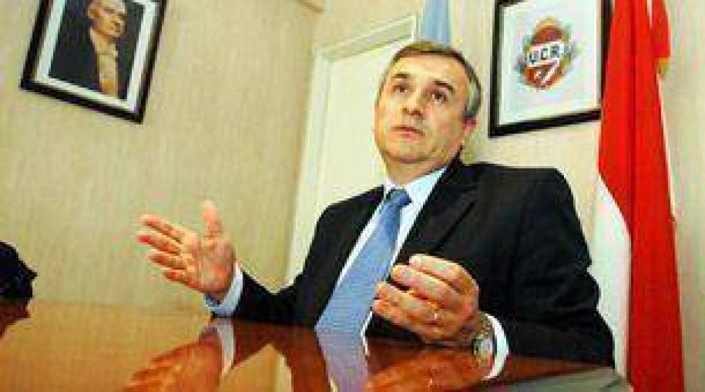 Morales responsabiliz� a Reutemann por el "desequilibrio institucional".
