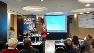 La ministra Ba�uelos expuso sobre la importancia del aprendizaje de la programaci�n en los ni�os