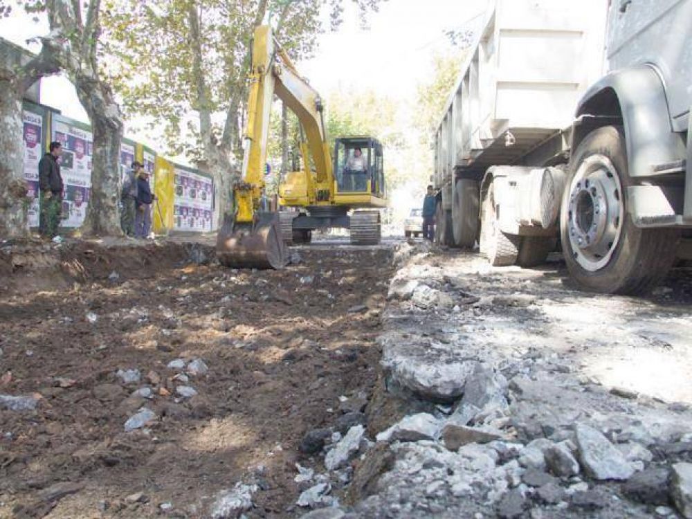 Bacheo sobre la calle Alberdi