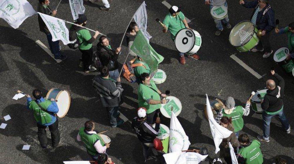 Arranc� la concentraci�n de las cinco centrales obreras en el Bajo porte�o