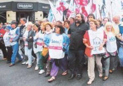 La CGT demuestra el poder de movilizaci�n y eval�a el primer paro nacional a Macri