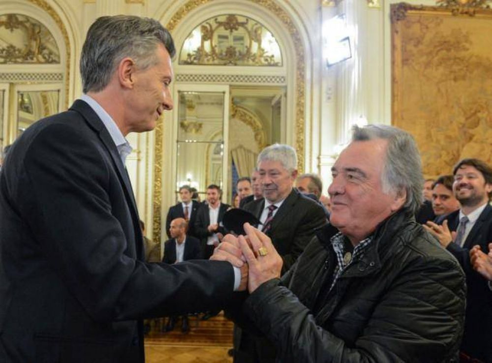 Barrionuevo hizo un mini acto en soledad y el domingo almuerza con Macri