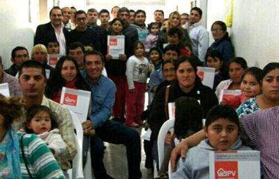 El IPV entreg� nuevas viviendas a familias de escasos recursos de El Quebrachal